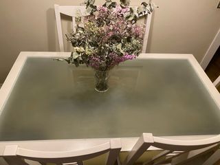 Mesa y 6 sillas lacadas el blanco y tapizadas