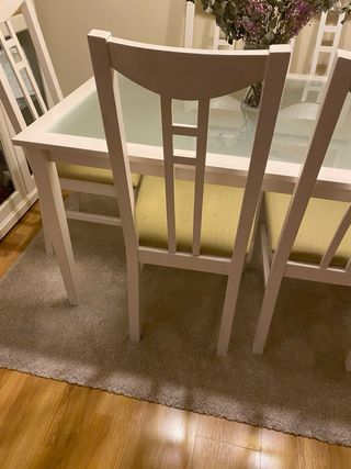 Mesa y 6 sillas lacadas el blanco y tapizadas