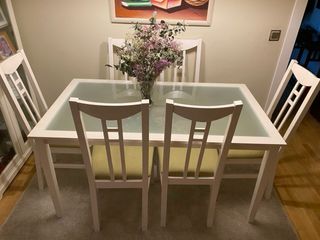 Mesa y 6 sillas lacadas el blanco y tapizadas
