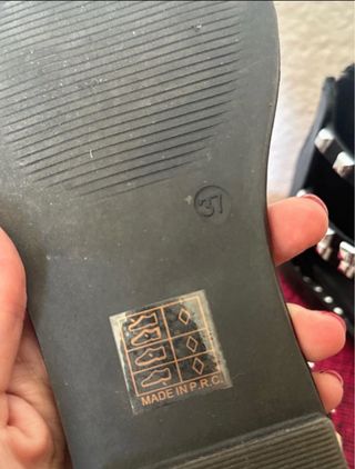 Sandalias Stay planas con tachas y cremallera T.37