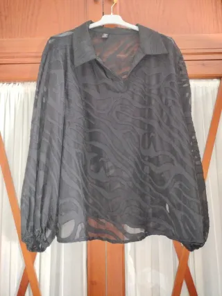 Camisa negra con transparencias