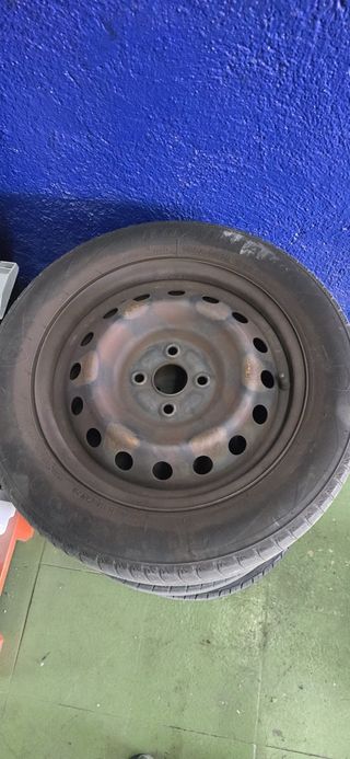 Llanta de coche en buen estado