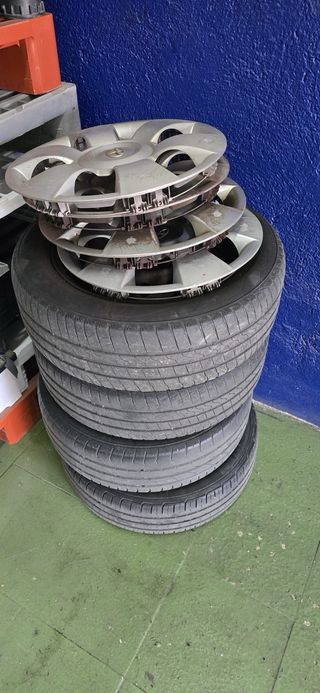 Llanta de coche en buen estado