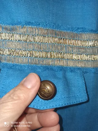 Chaqueta corta Roberto Verino azul y dorada