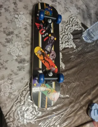 Skateboard con disegno Cobra Kai