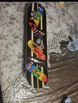 Skateboard con disegno Cobra Kai