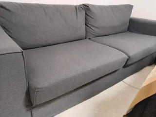 Sofá gris de tela con menos de un año de uso.