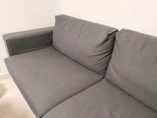 Sofá gris de tela con menos de un año de uso.