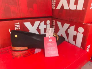 Manoletinas Xti negras con detalle dorado