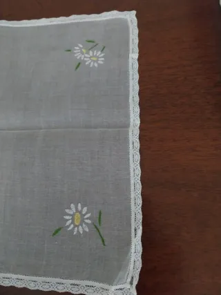 Mantelito antiguo bordado flores encaje