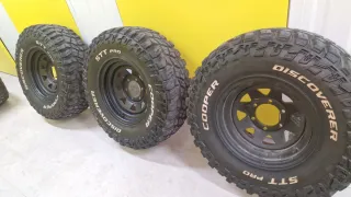 Llantas desplazadas con neumáticos STT Pro.