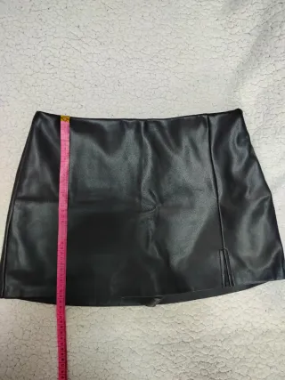 Falda/pantalón negra efecto piel