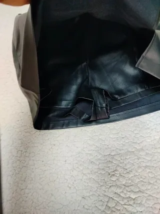 Falda/pantalón negra efecto piel