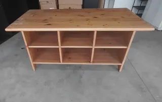 Mesa de madera con estantes