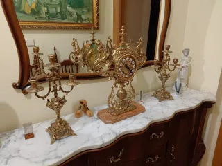 Reloj y candelabros de bronce