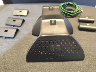 Cargador Doble Mandos Xbox + 2 Baterías Venom