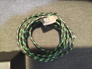 Cargador Doble Mandos Xbox + 2 Baterías Venom