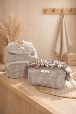 Mochila y neceser a cuadros