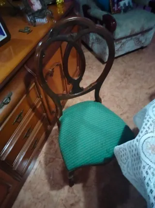 Mesa redonda y 6 sillas antiguas