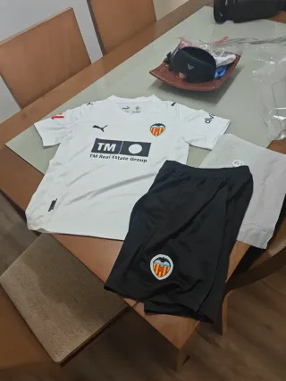 Camiseta y pantalón Valencia 25-26