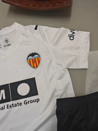 Camiseta y pantalón Valencia 25-26