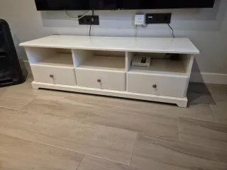 Mesa de TV de madera blanca con tres cajones,