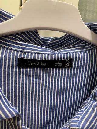 Camisa Bershka rayas flores bordadas