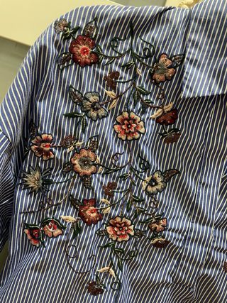 Camisa Bershka rayas flores bordadas