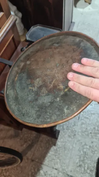 Balanza antigua con plato de cobre