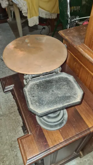 Balanza antigua con plato de cobre