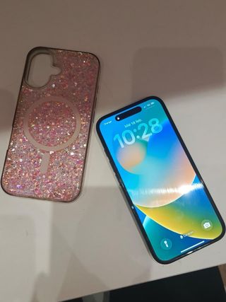 iPhone 16 Negro y Funda Rosa Glitter