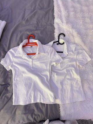 Camisas polo blancas.