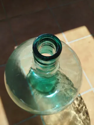 Damajuana antigua de vidrio