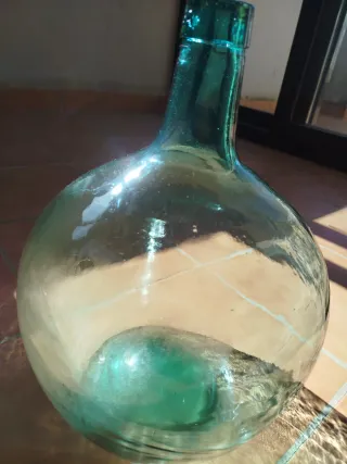 Damajuana antigua de vidrio