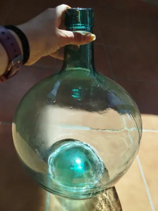 Damajuana antigua de vidrio