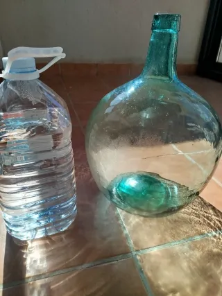 Damajuana antigua de vidrio