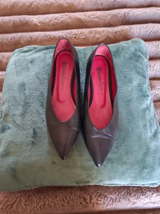 Zapatos de salón negros de piel basucos clasicos