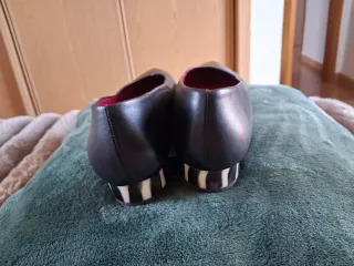Zapatos de salón negros de piel basucos clasicos