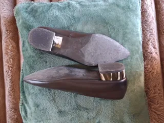 Zapatos de salón negros de piel basucos clasicos