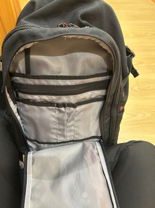 Mochila Ternua Negra con detalles rojos