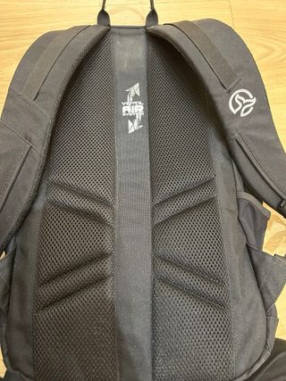 Mochila Ternua Negra con detalles rojos