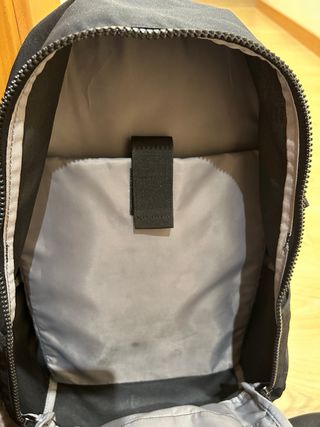 Mochila Ternua Negra con detalles rojos