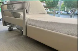Cama hospital.eléct.+colchón antiesc+ barand.NUEVA