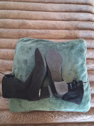 Botines negros ante con cordones
