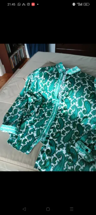 Blusa de seda estampada verde e blanca