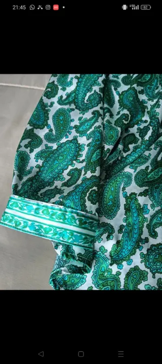 Blusa de seda estampada verde e blanca