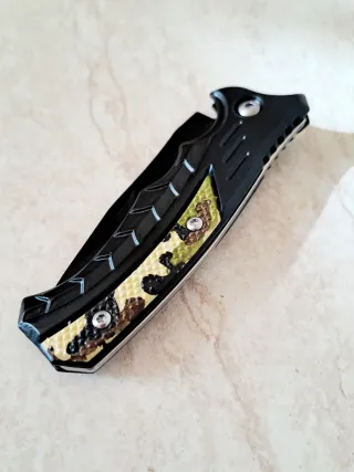 Coltello pieghevole nero e mimetico