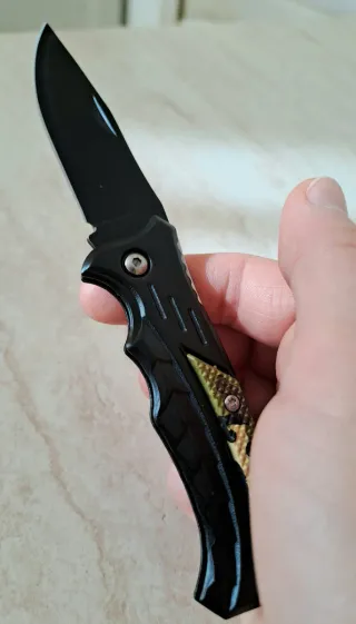 Coltello pieghevole nero e mimetico