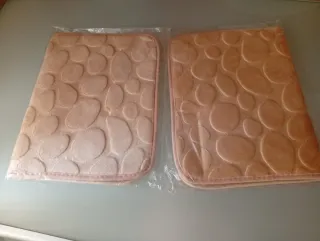 Tappetini da bagno con design a pietra