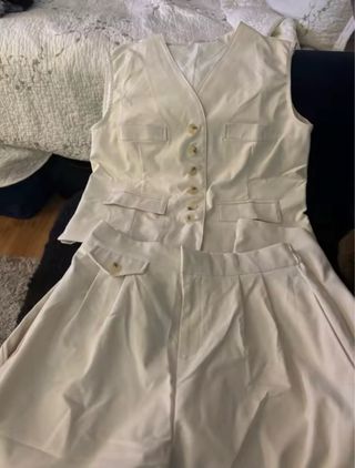 Conjunto beige chaleco y pantalón